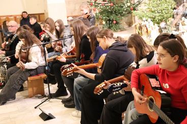 Młodzi gitarzyści z PMDKiS w Wieluniu wystąpili w kościele św. Stanisława w Wieluniu